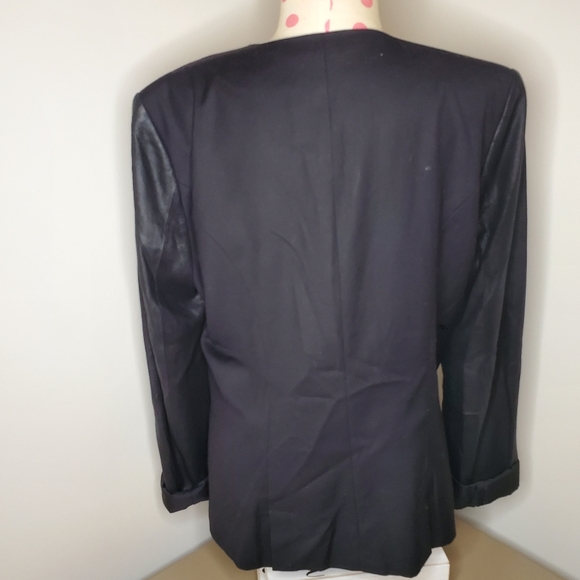 Blazer - Picture 6 of 6